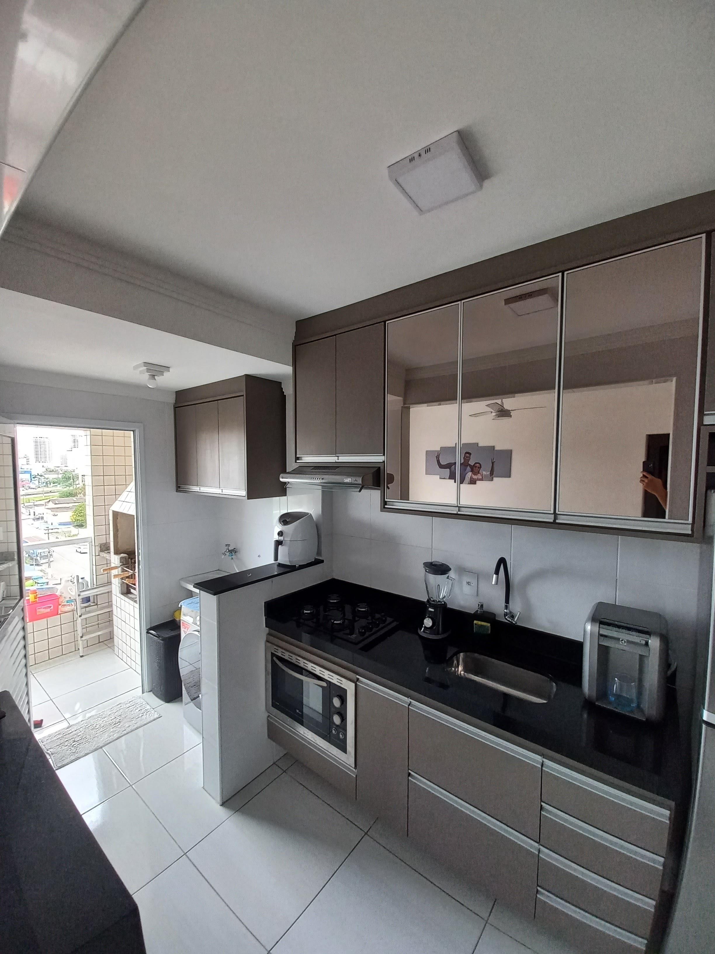 Armário de cozinha planejado com portas em vidro reflecta bronze