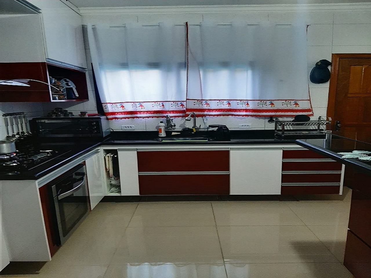 Armário para cooktopo, com gabinete de pia. Nas cores escolhidas pelo cliente