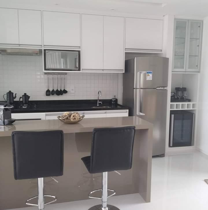 Cozinha americana com mesa