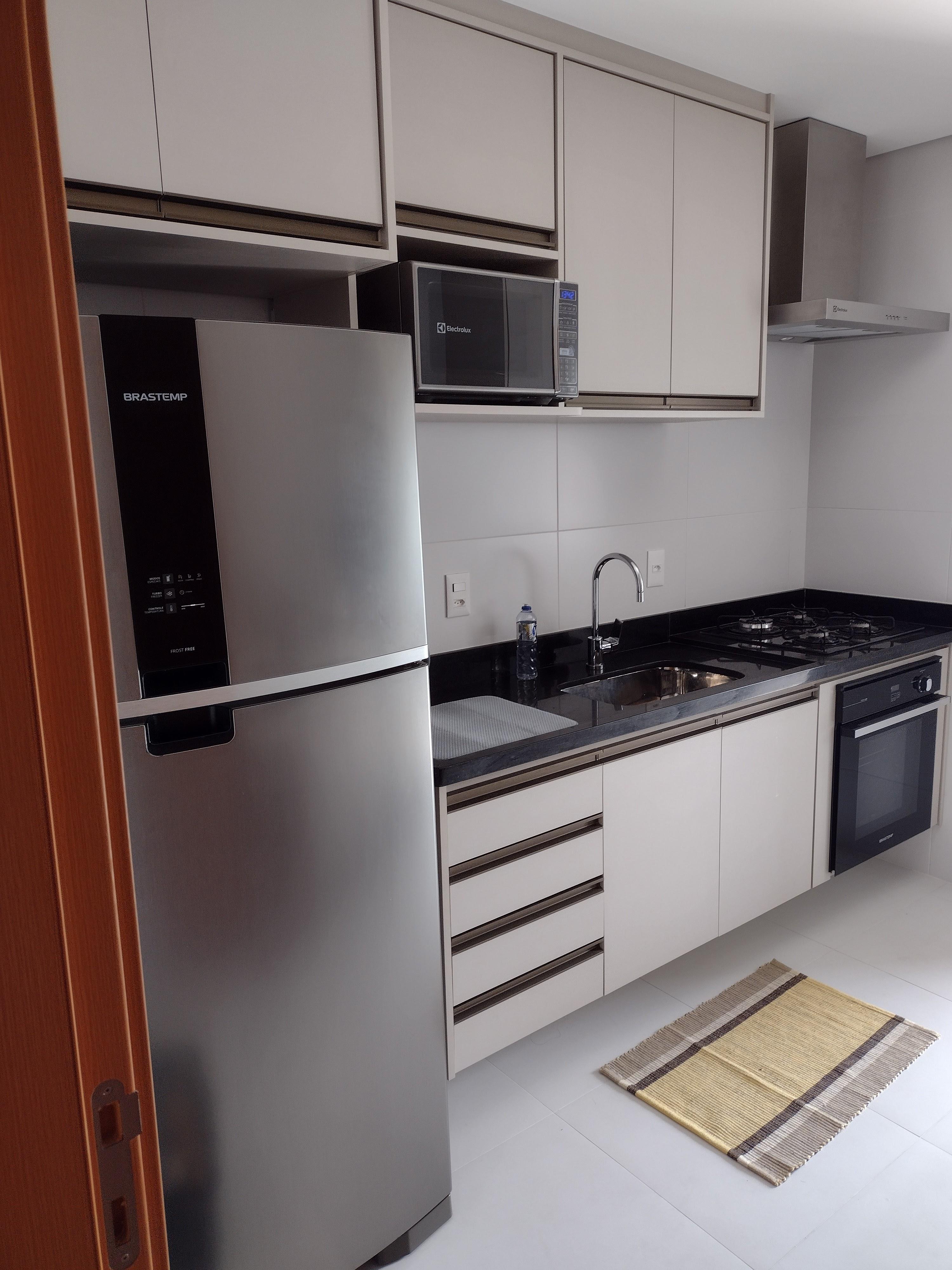 Armário planejado moderno com puxador perfil bronze