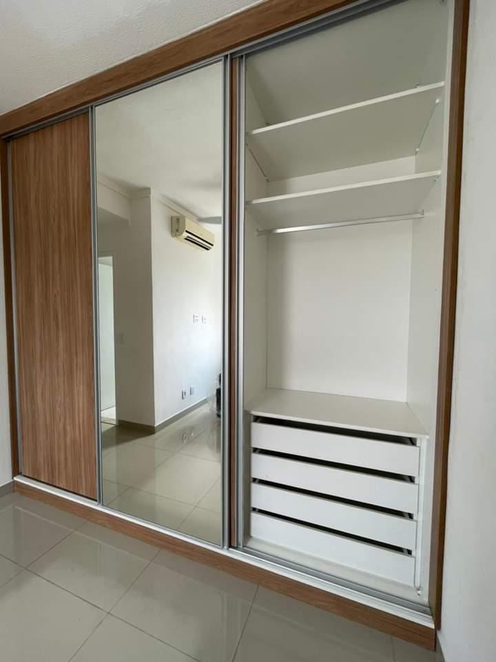 Roupeiro planejado com portas de correr e espelho