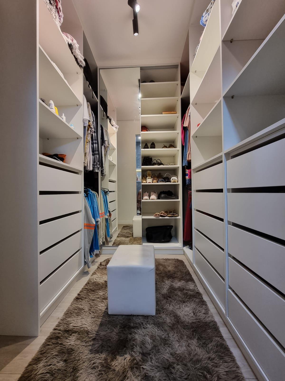 Closet com porta em espelho