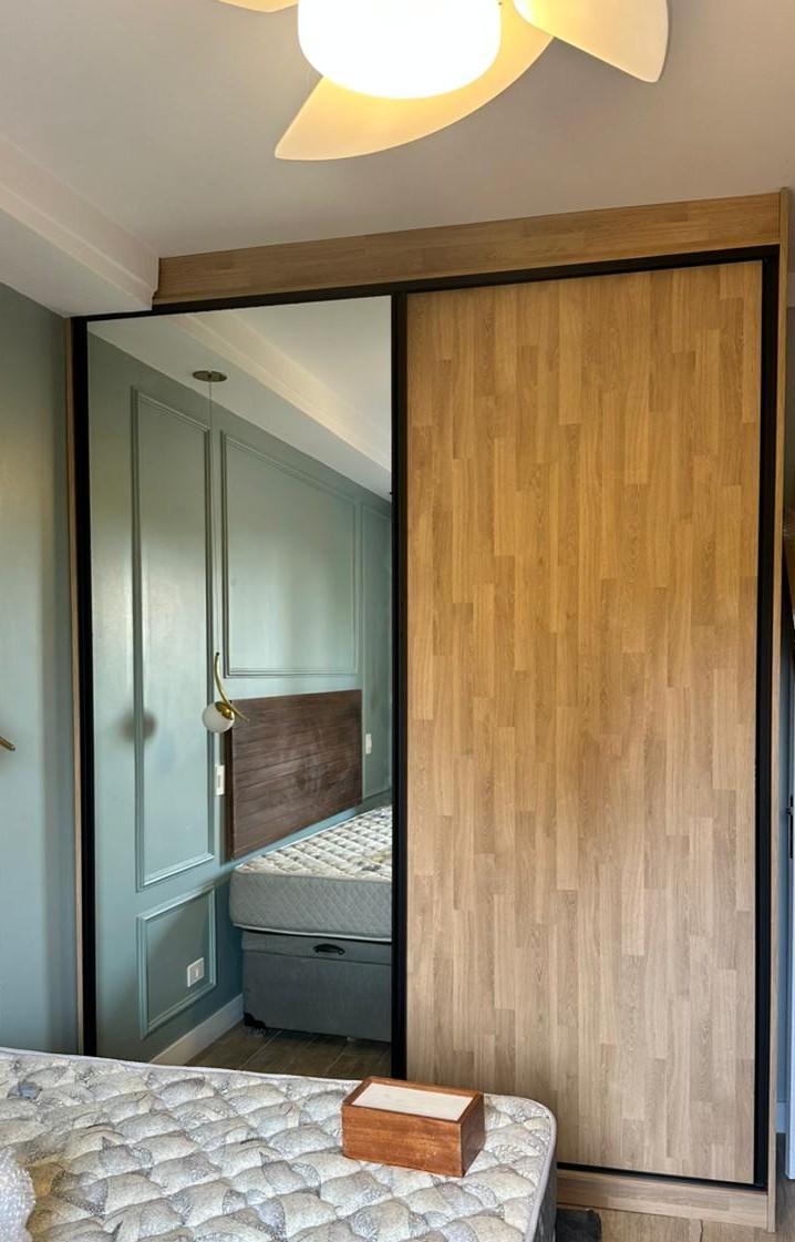 Roupeiro em MDF demolição e espelho, detalhes da ferragem em preto