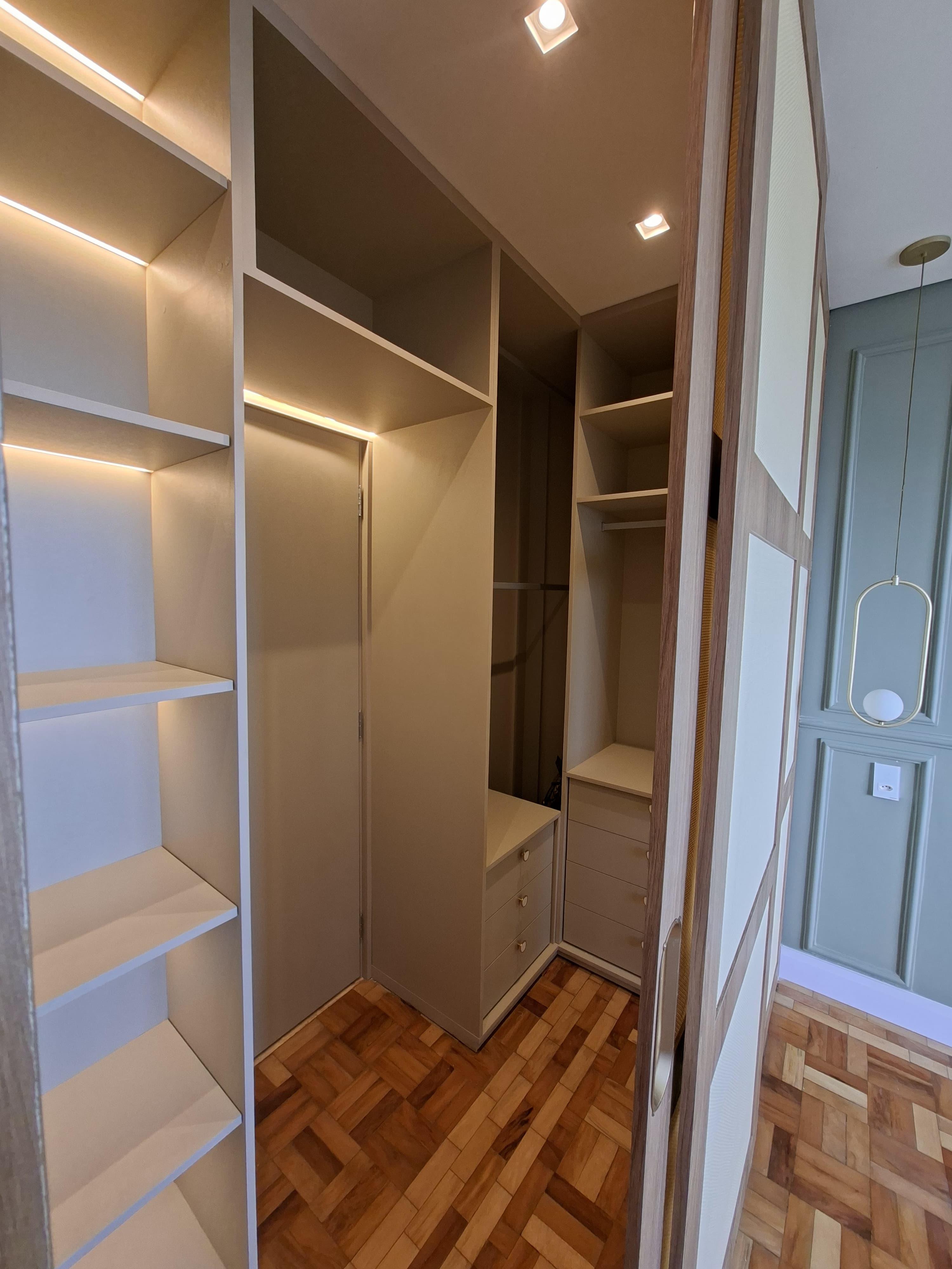 Closet, portas em palhinha sintética