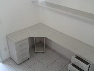 Estção de trabalho no quarto de empregada. Gaveteiro e prateleira